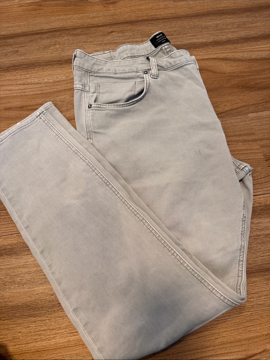 Neuw Other - Neuw Slim Straight Jeans in Light Gray